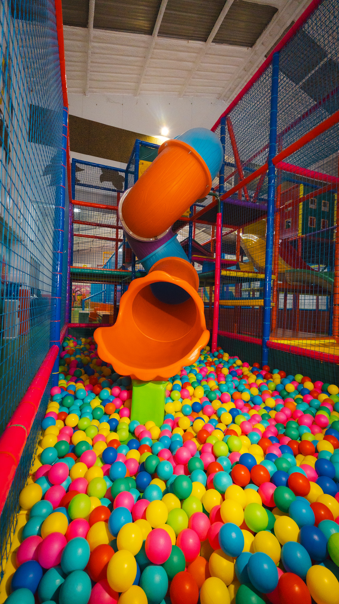 Tobogán y piscina de bolas del parque infantil de El Tinglao